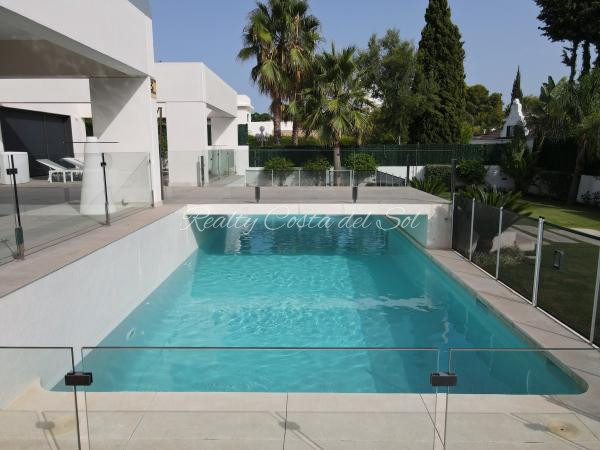 Front line golf modern villa in Guadalmina