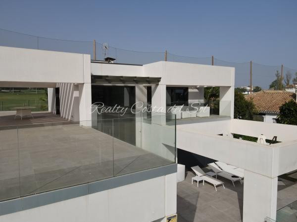 Moderna villa en primera línea de golf en Guadalmina