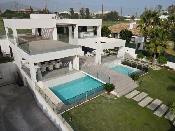 Moderna villa en primera línea de golf en Guadalmina