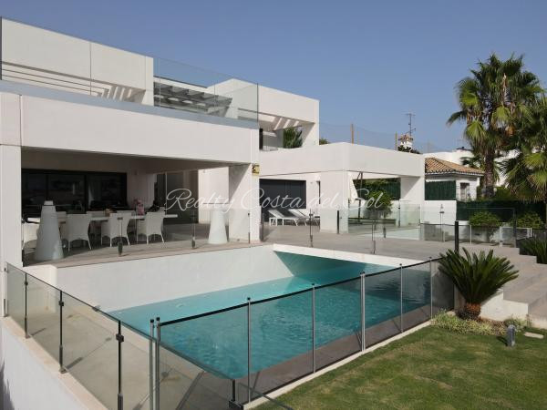 Moderna villa en primera línea de golf en Guadalmina