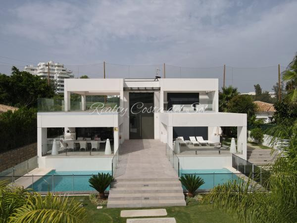 Front line golf modern villa in Guadalmina
