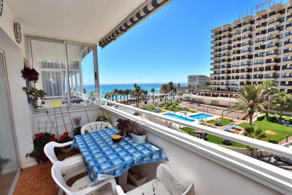 3 bedroom apartment with sea views