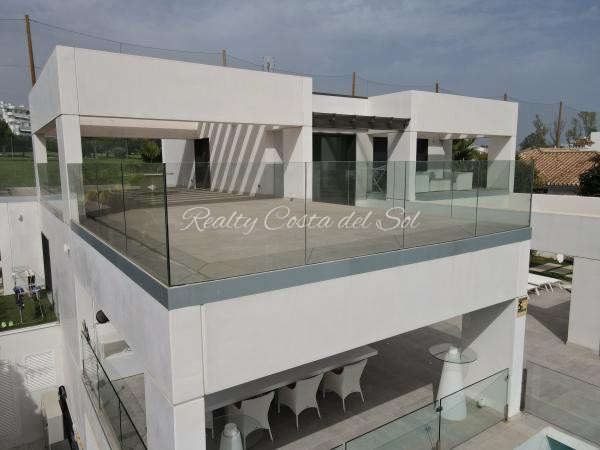 Front line golf modern villa in Guadalmina