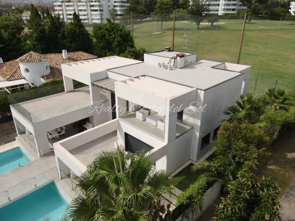 Front line golf modern villa in Guadalmina