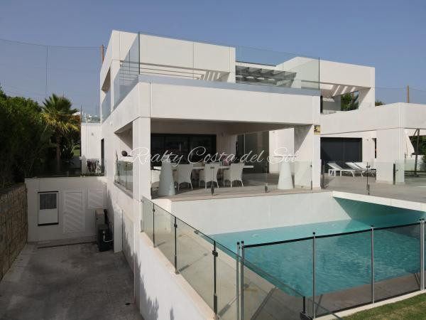 Front line golf modern villa in Guadalmina
