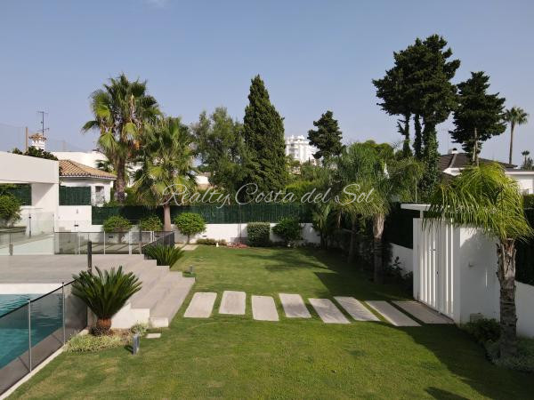 Front line golf modern villa in Guadalmina