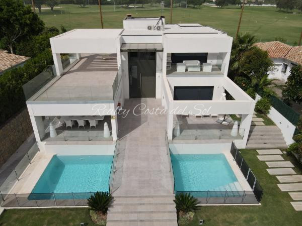 Moderna villa en primera línea de golf en Guadalmina