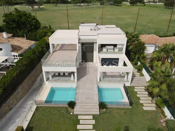Front line golf modern villa in Guadalmina